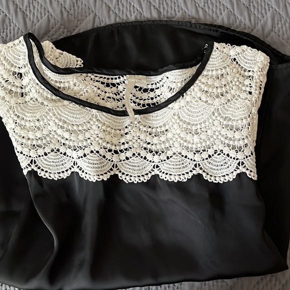 Blouse in XL. Beautiful for any occasion. Worn one time. - Picture 2 of 6